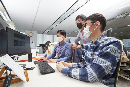 SK하이닉스 임직원들이 'SV포탈'을 활용하고 있다. <SK하이닉스 제공>